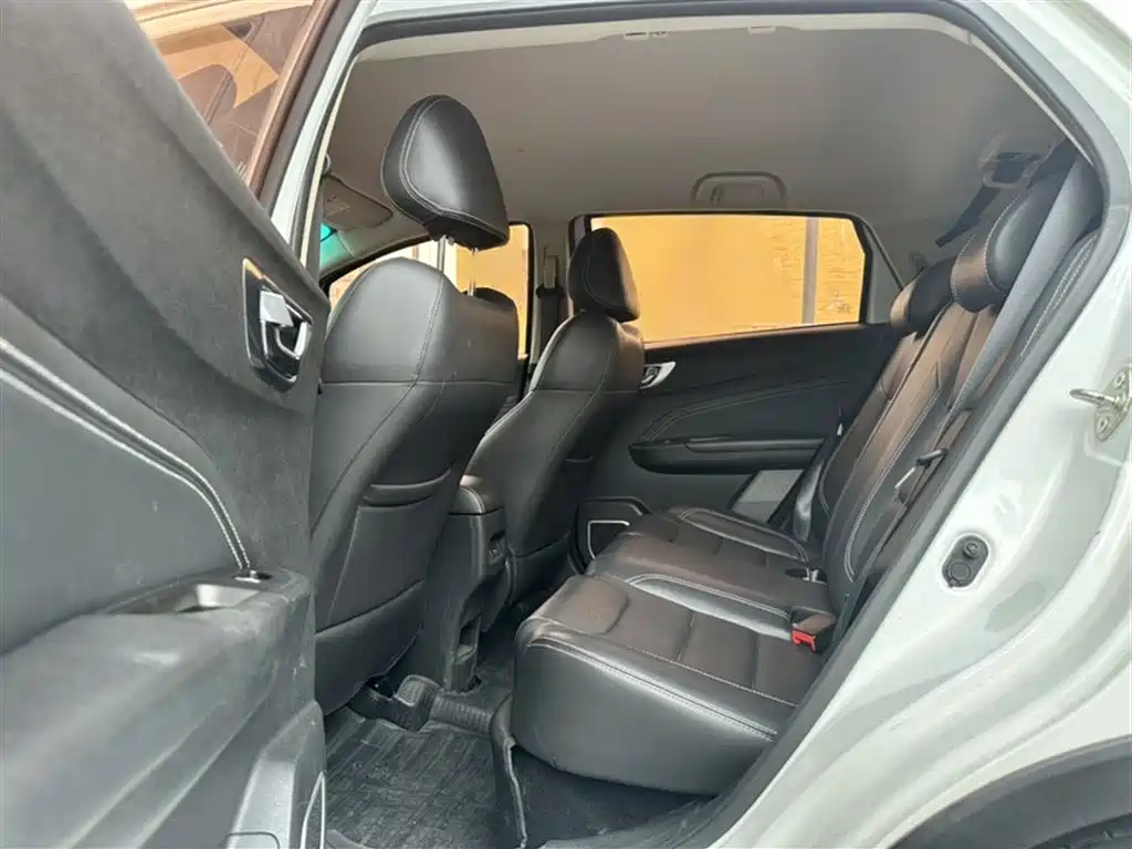 Фото 14 - Geely Vision X3