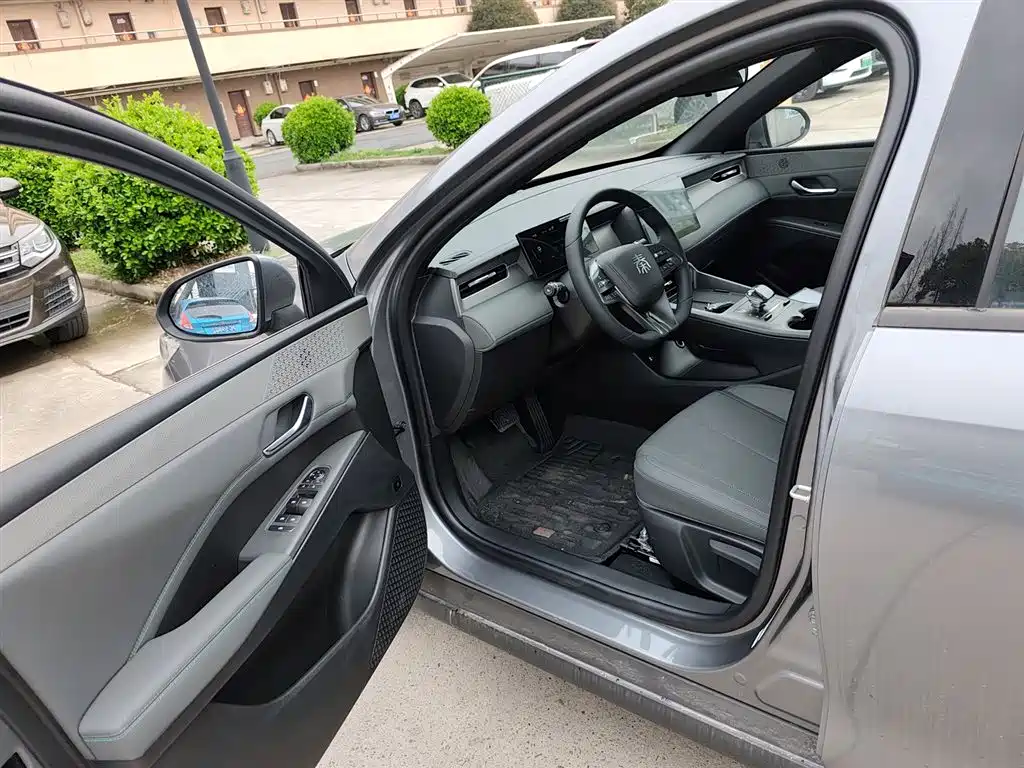 BYD Qin PLUS 2025 DM-i Smart Drive 55KM Leader фото 16