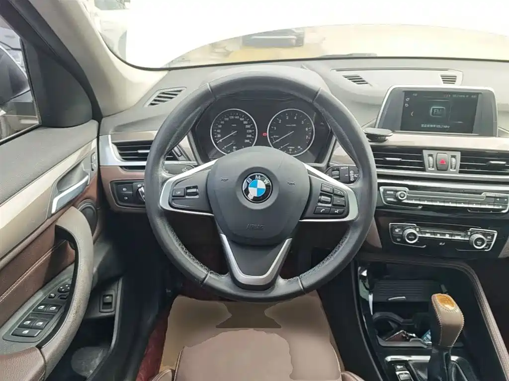 BMW X1 2018 sDrive18Li Premium Model фото 11