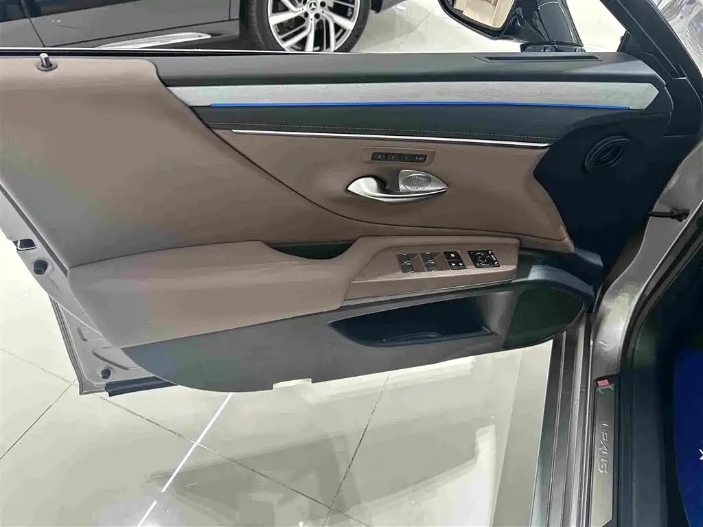 Lexus ES 2026 2025 200 Ultimate Edition