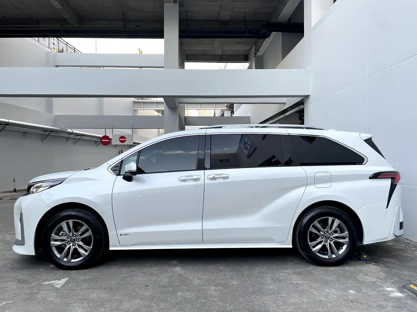 Toyota Sienna 2024 2.5L Hybrid Comfort Edition фото 6