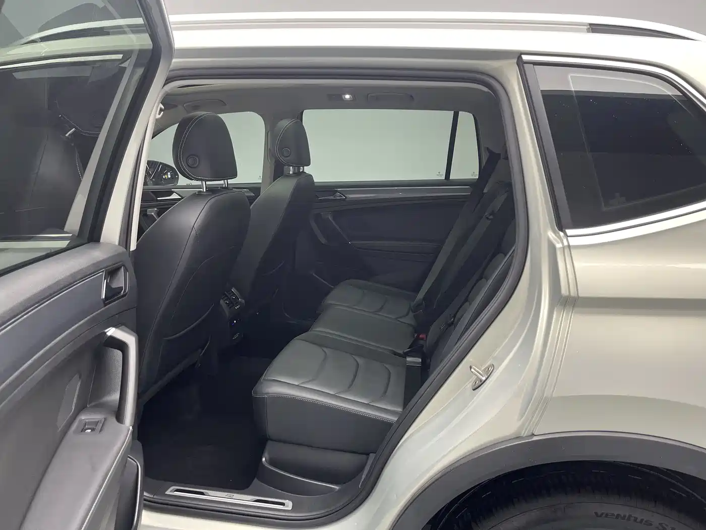 Volkswagen Tiguan L 2021 330TSI Automatic 2WD R-Line Premium фото 19