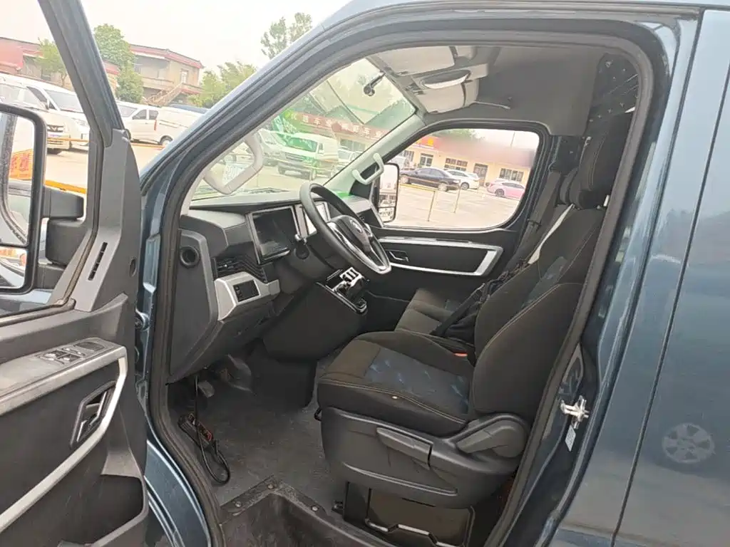 Dongfeng Yufeng Yufeng 2024 2023 V9+ 2.3T Manual FWD Van Short Wheelbase Medium Roof 3 Seater