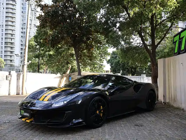 FERRARI 488