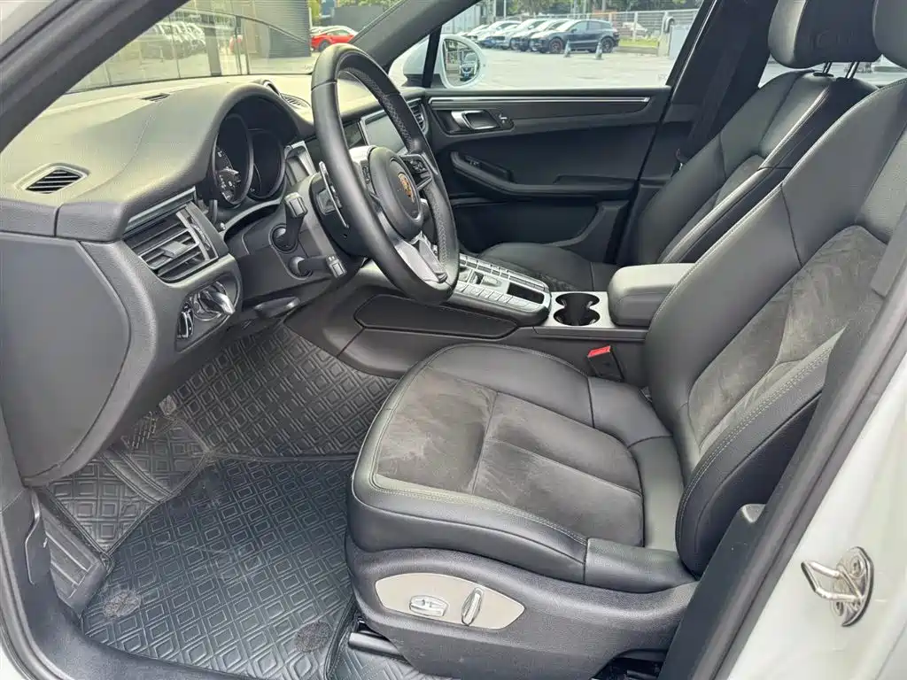 PORSCHE MACAN