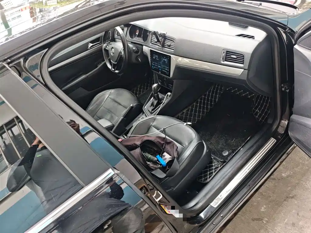 Volkswagen Lavida 2015 1.6L Automatic Comfort Edition фото 19