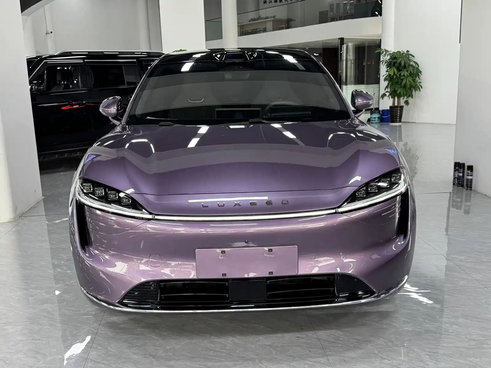 Photo 3 - Zhijie Luxeed R7