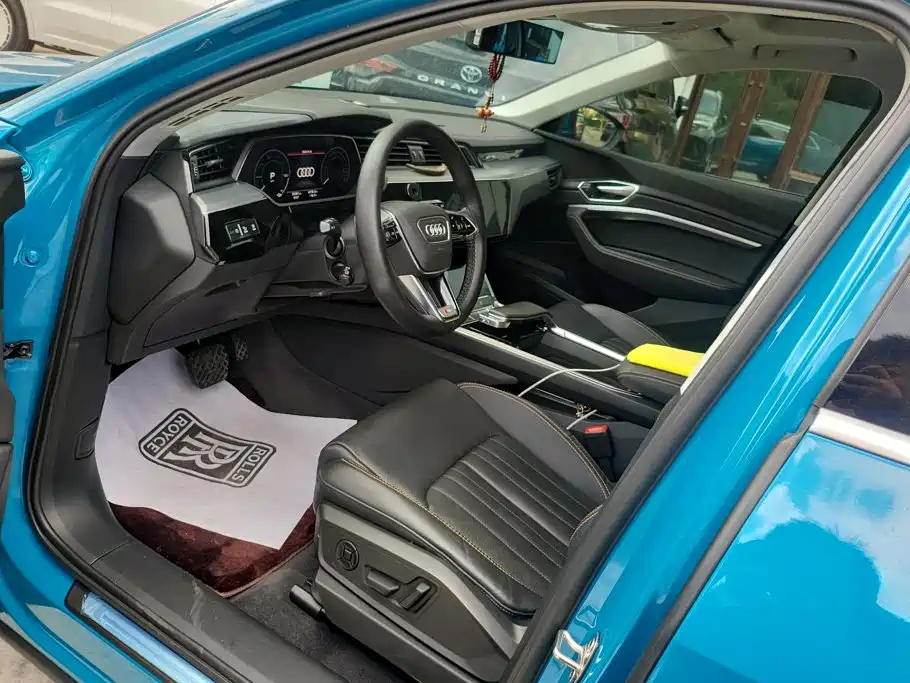 Фото 9 - Audi e-tron