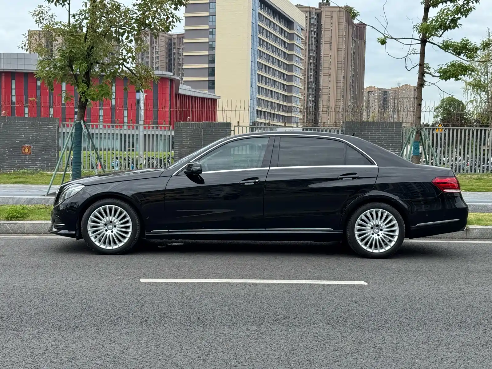 Фото 15 - Mercedes-Benz E-Class