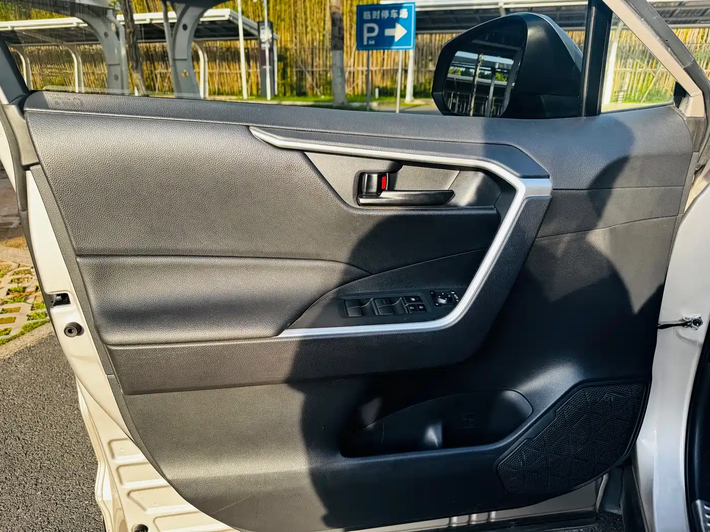 Toyota Wildlander 2022 2.0L CVT FWD Leading Edition фото 4