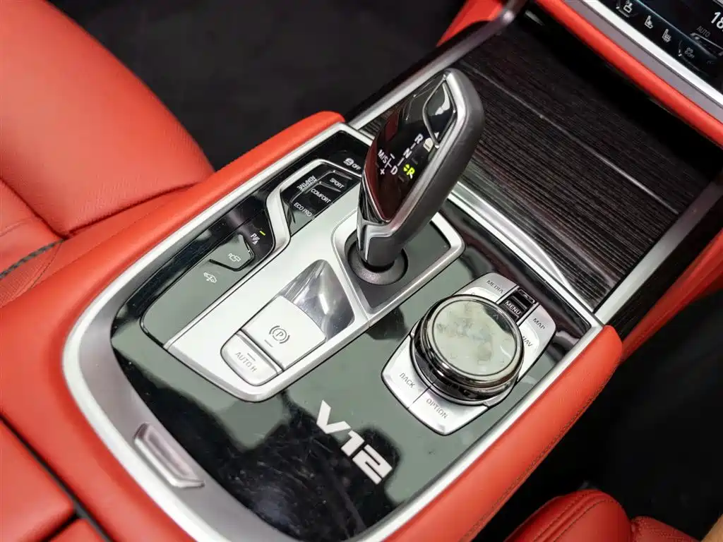 BMW 7 Series 2018 M760Li xDrive фото 19