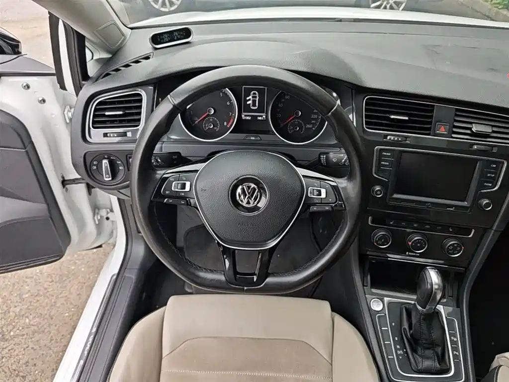 Volkswagen Golf 2017 230TSI Auto Luxury Millionth Anniversary Edition фото 7