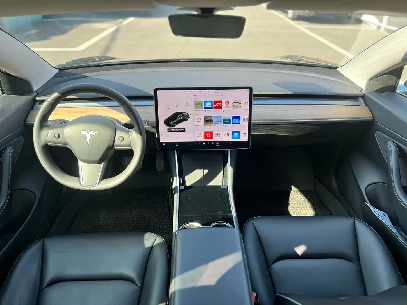 TESLA MODEL 3