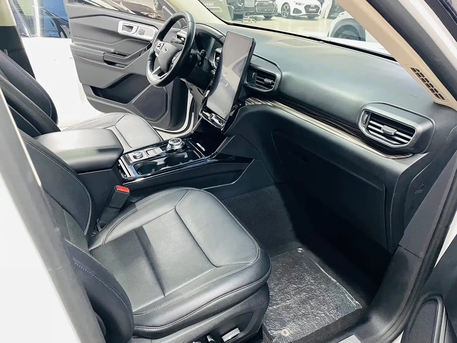 صورة 8 - Ford Explorer
