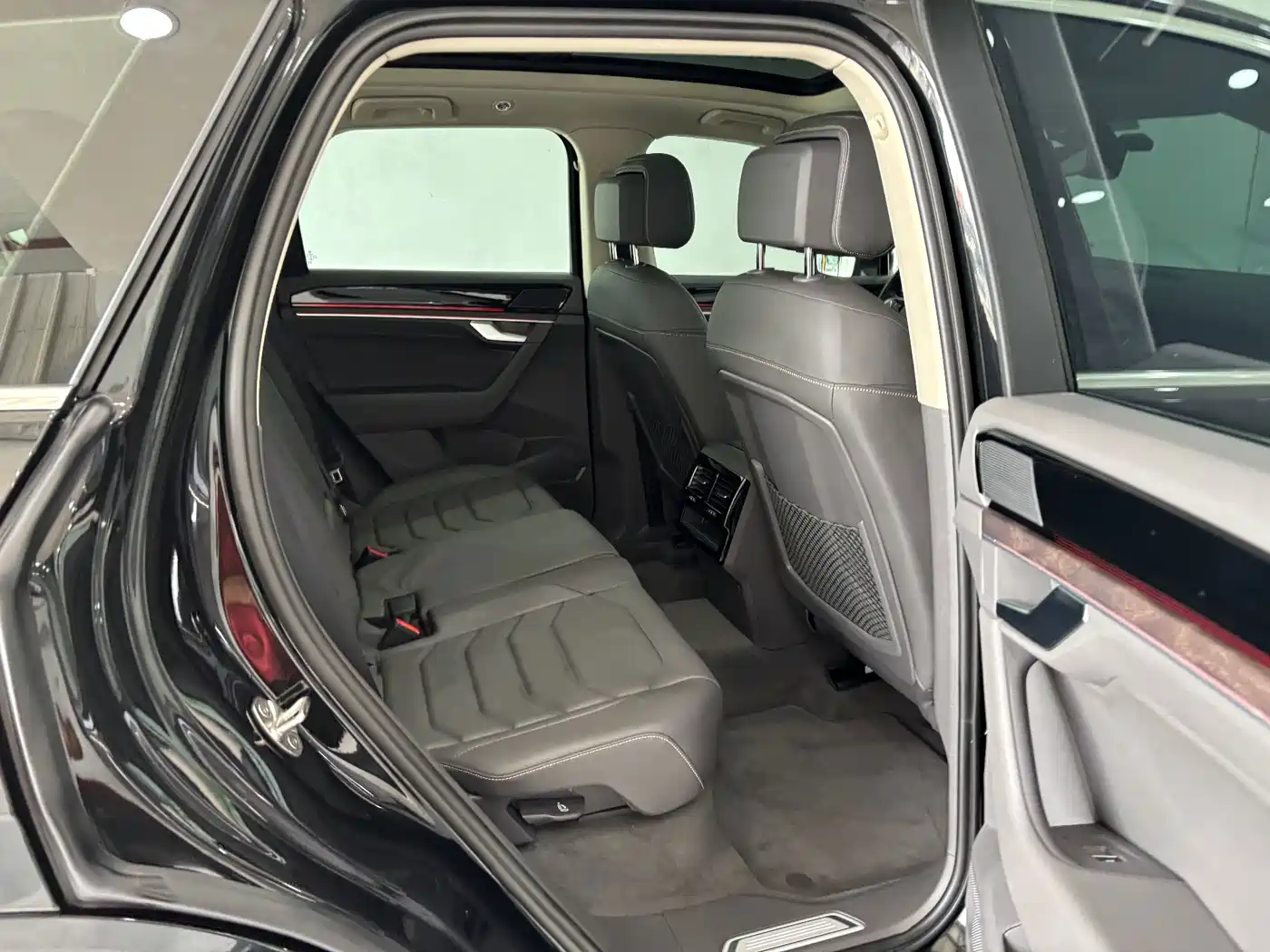 Volkswagen Touareg 2025 2023 3.0TSI R-Line Classic Sports Package