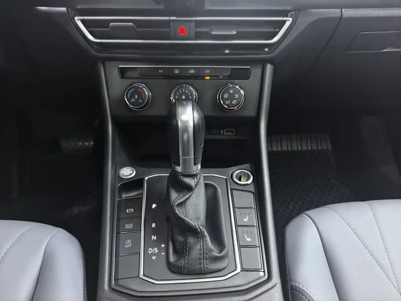 Volkswagen Lavida 2023 Facelift 1.5L Automatic 5 Million Edition фото 12