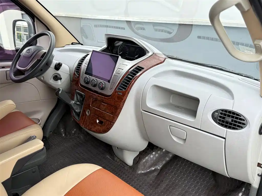 SAIC Maxus Xintu V80 2015 2.5T Manual Proud Transporter Edition Long Wheelbase High Roof фото 15