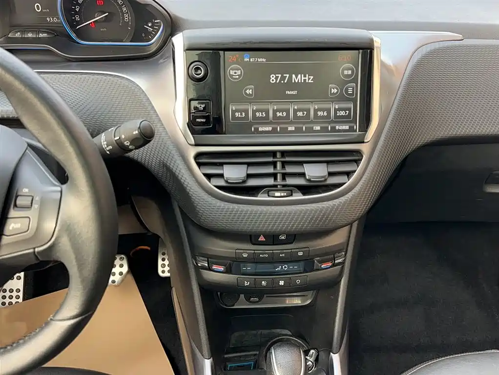 Peugeot 2008 2014 1.6L Automatic Navigation Edition фото 6