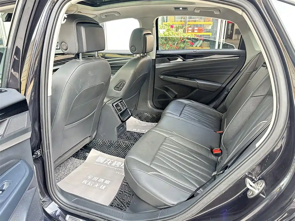 Volkswagen Passat 2022 330TSI Starlight Luxury Edition фото 9