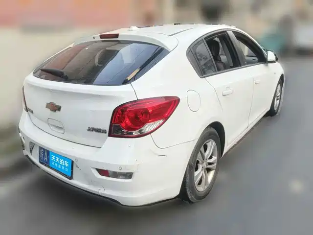 Chevrolet Cruze 2015 Hatchback 1.6L Manual Comfort — фото 2