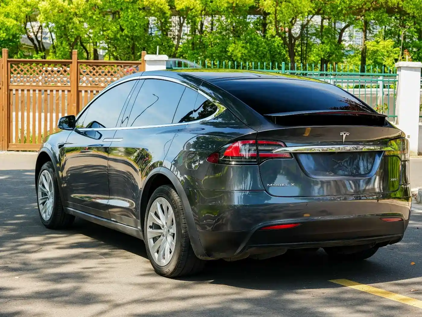 TESLA MODEL X