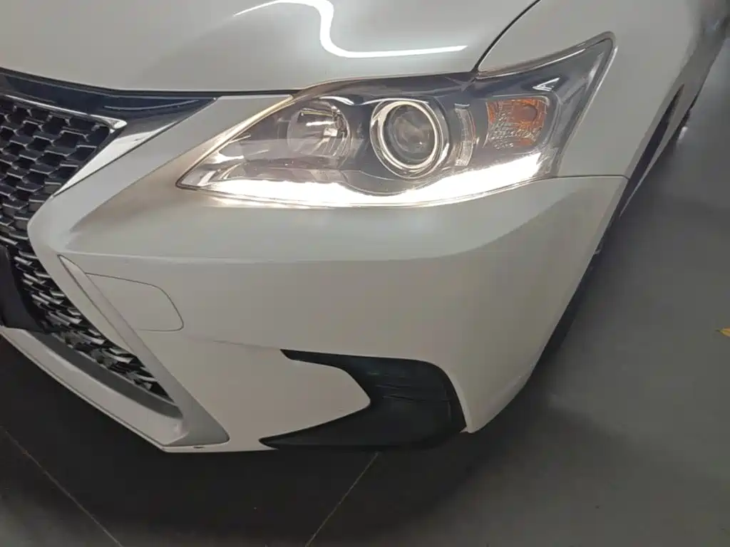 Фото 24 - Lexus CT