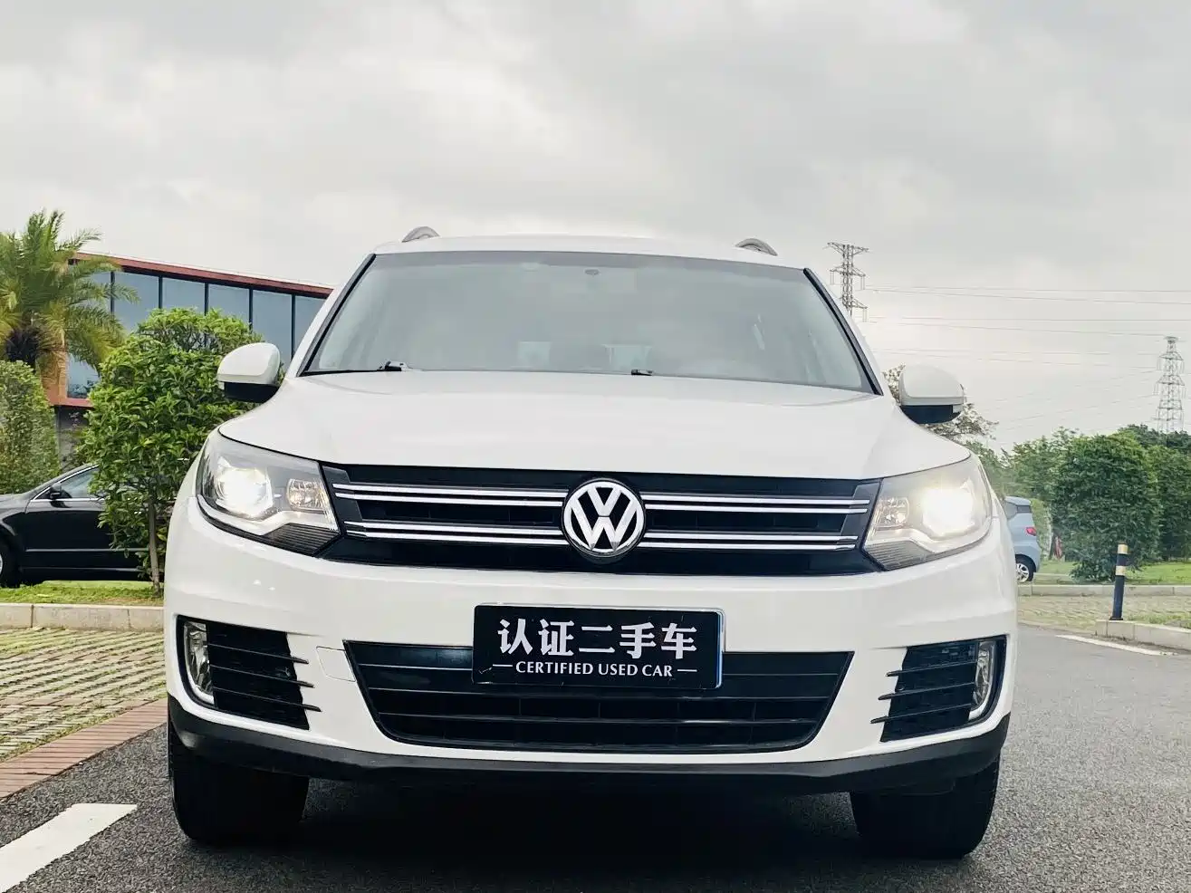 VOLKSWAGEN TIGUAN