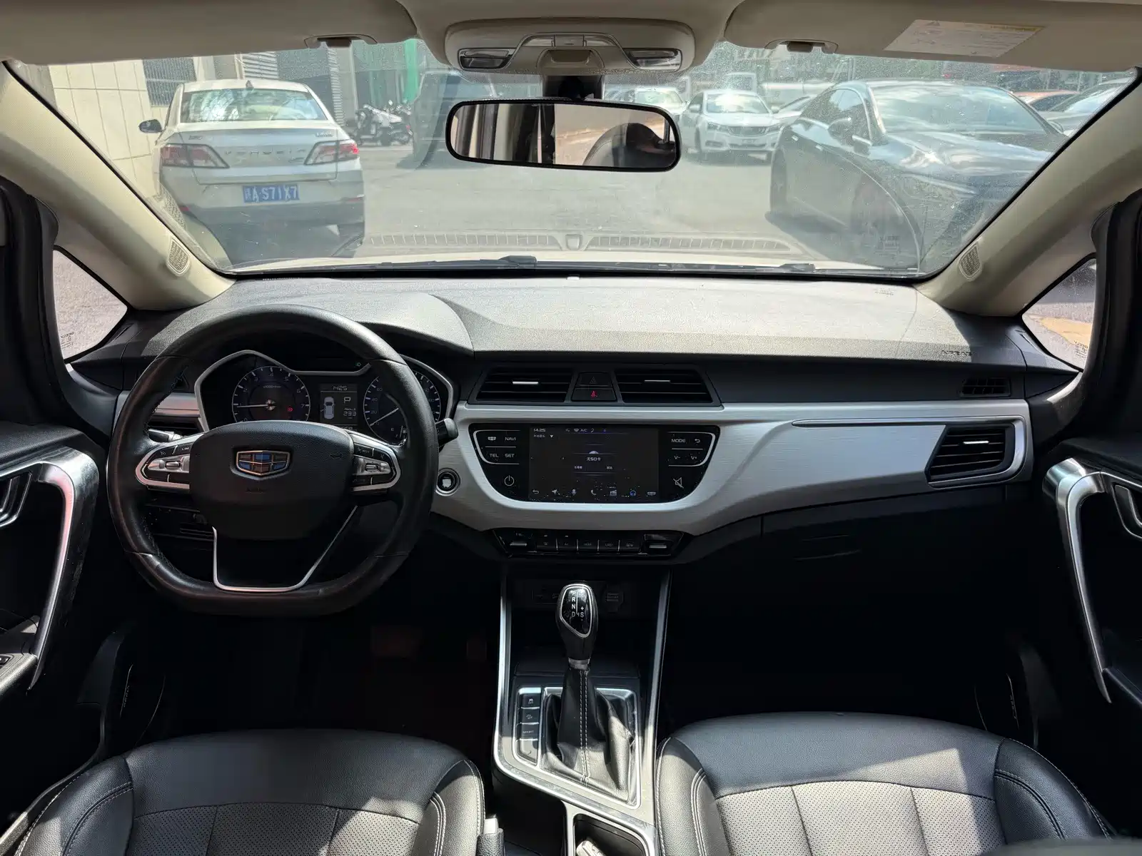 Фото 8 - Geely Vision X3