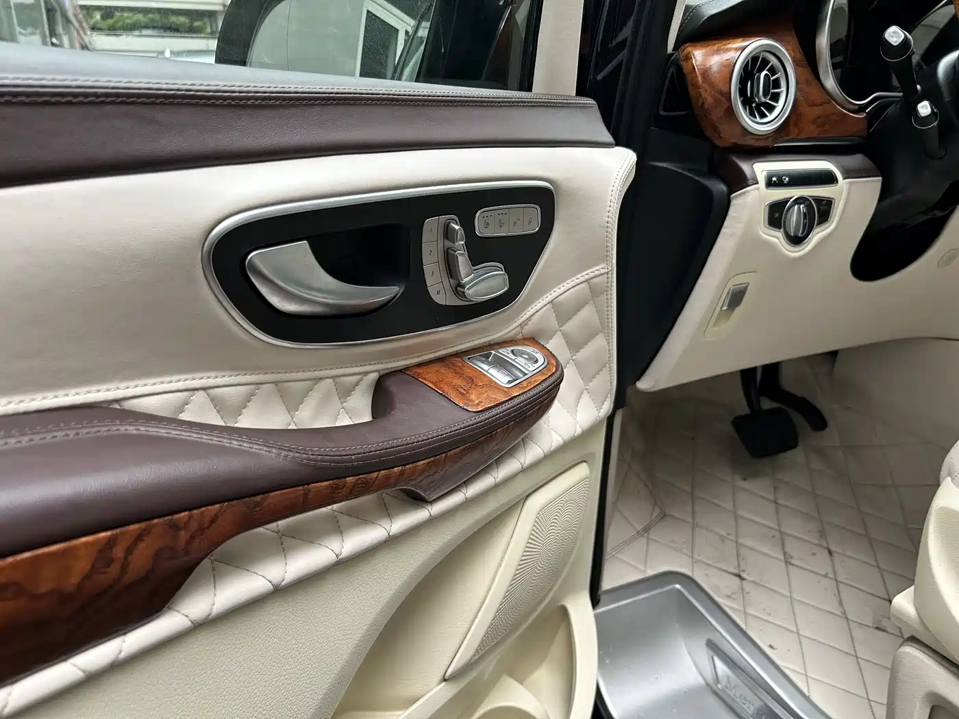Mercedes-Benz V-Class 2021 V 260 L Long Wheelbase Luxury Edition фото 5