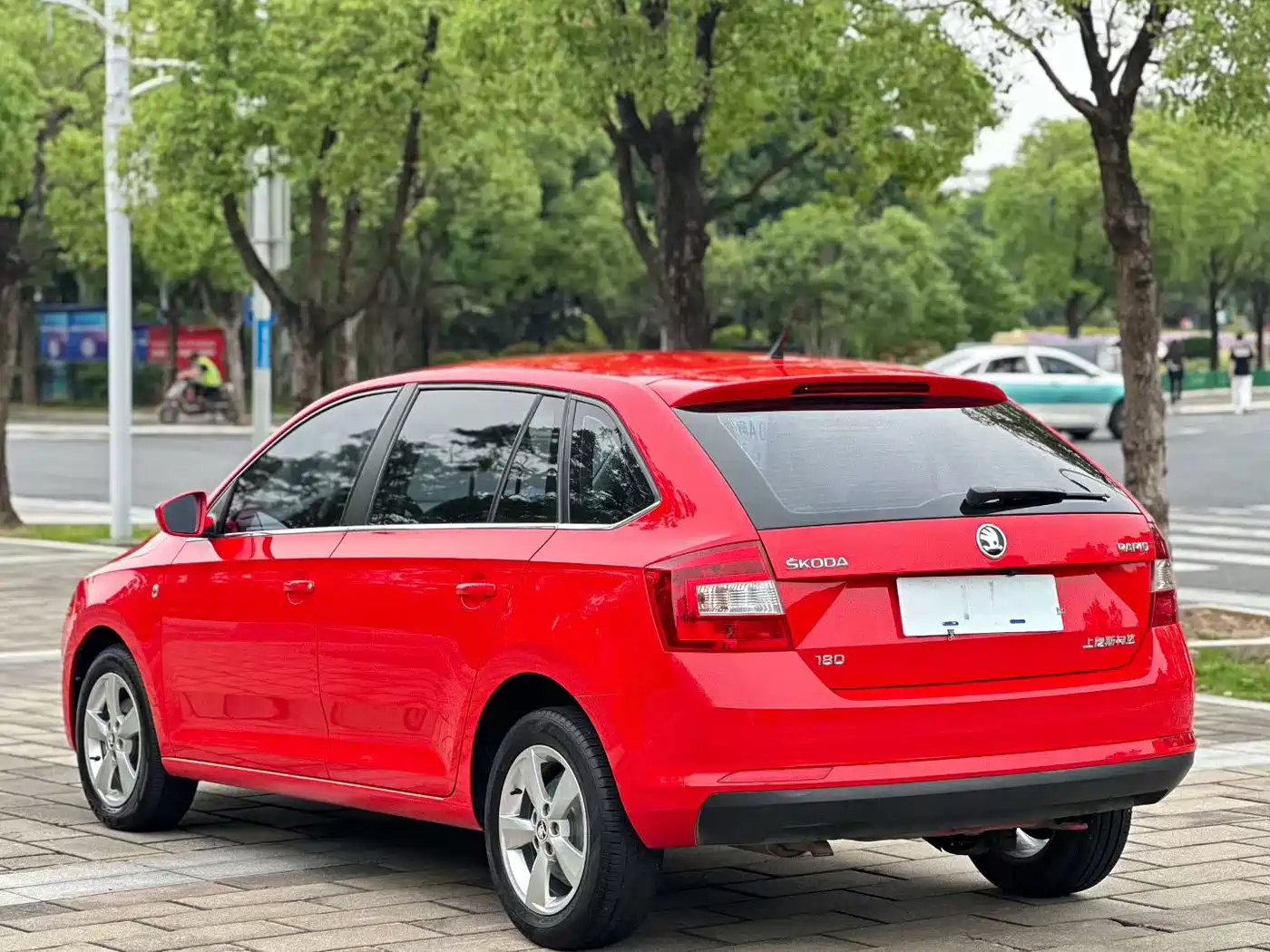 Škoda Skoda Rapid Spaceback 2016 Facelift 1.6L Automatic Innovation Edition фото 8