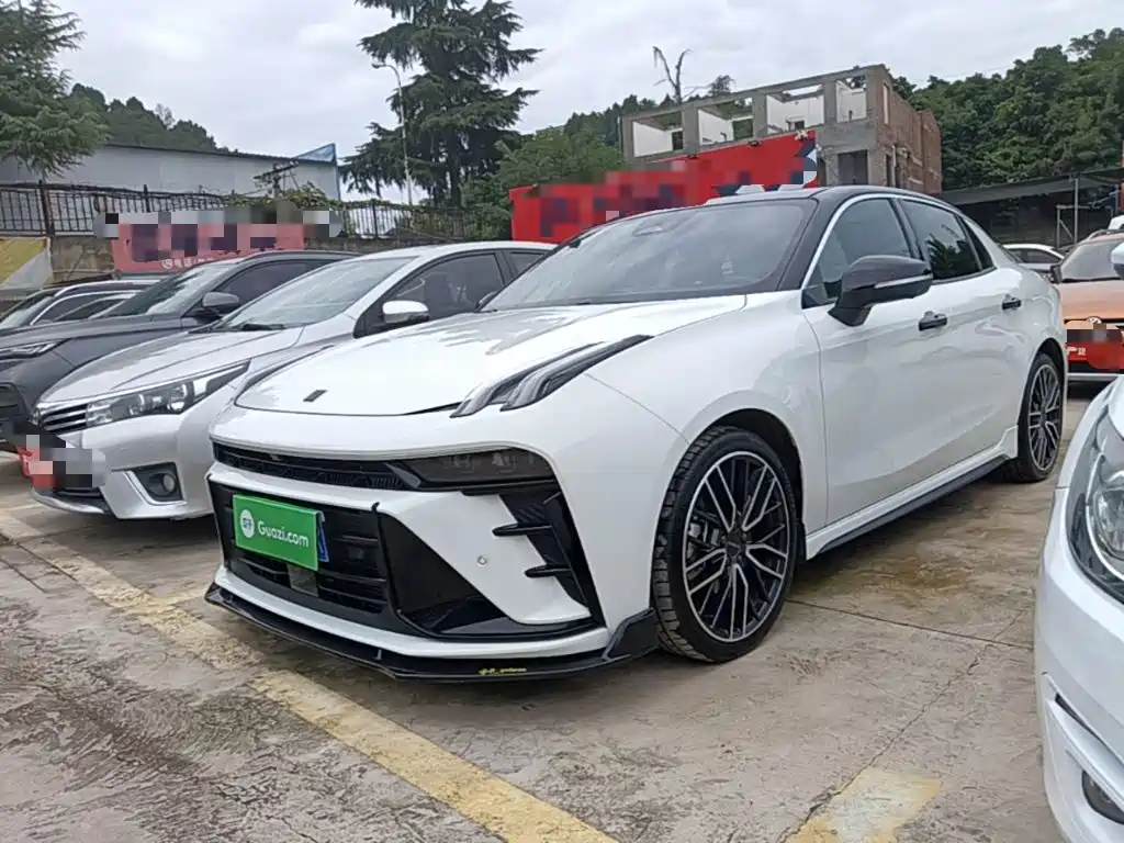 Фото 2 - Lynk & Co 03