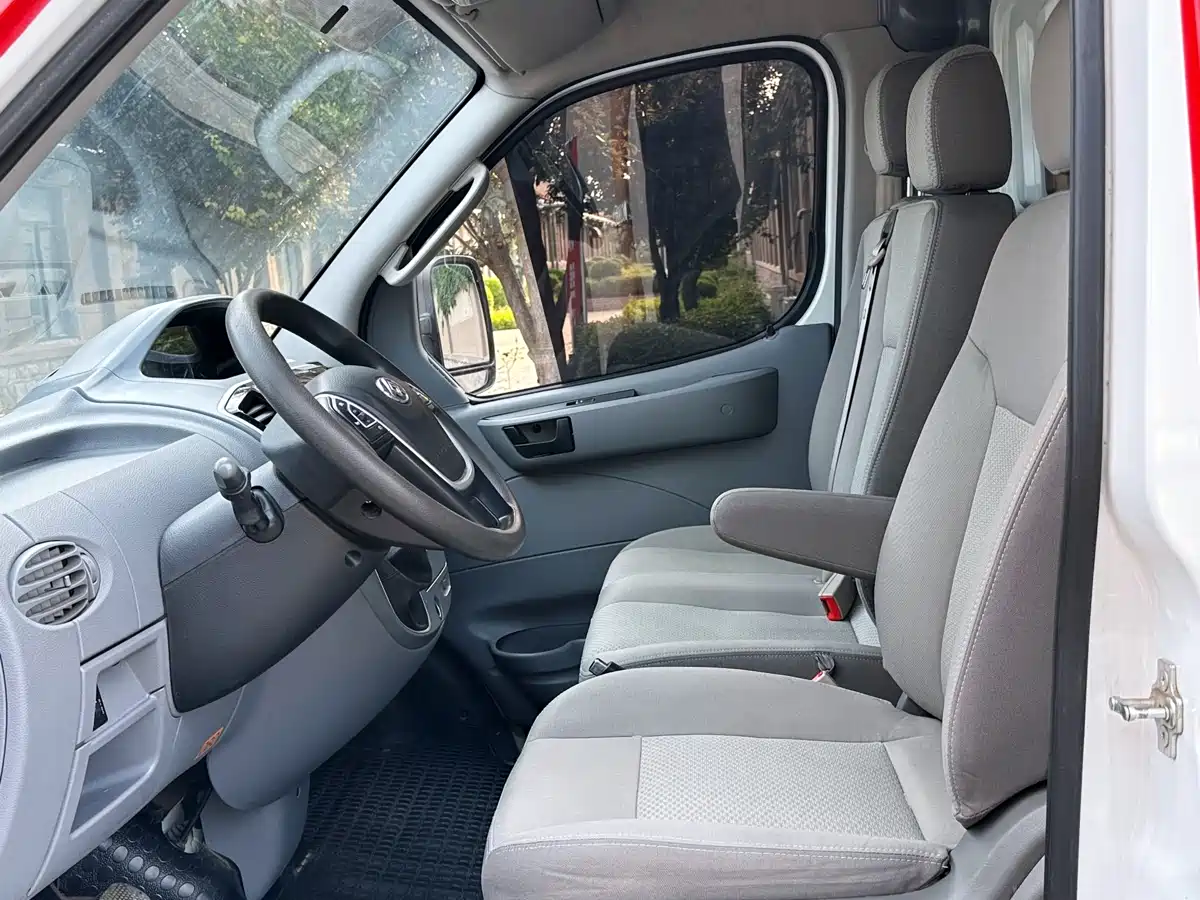 SAIC Maxus Xintu V80 2023 2.0T Manual Classic City Delivery King Short Wheelbase Medium Roof 3 Seats фото 8