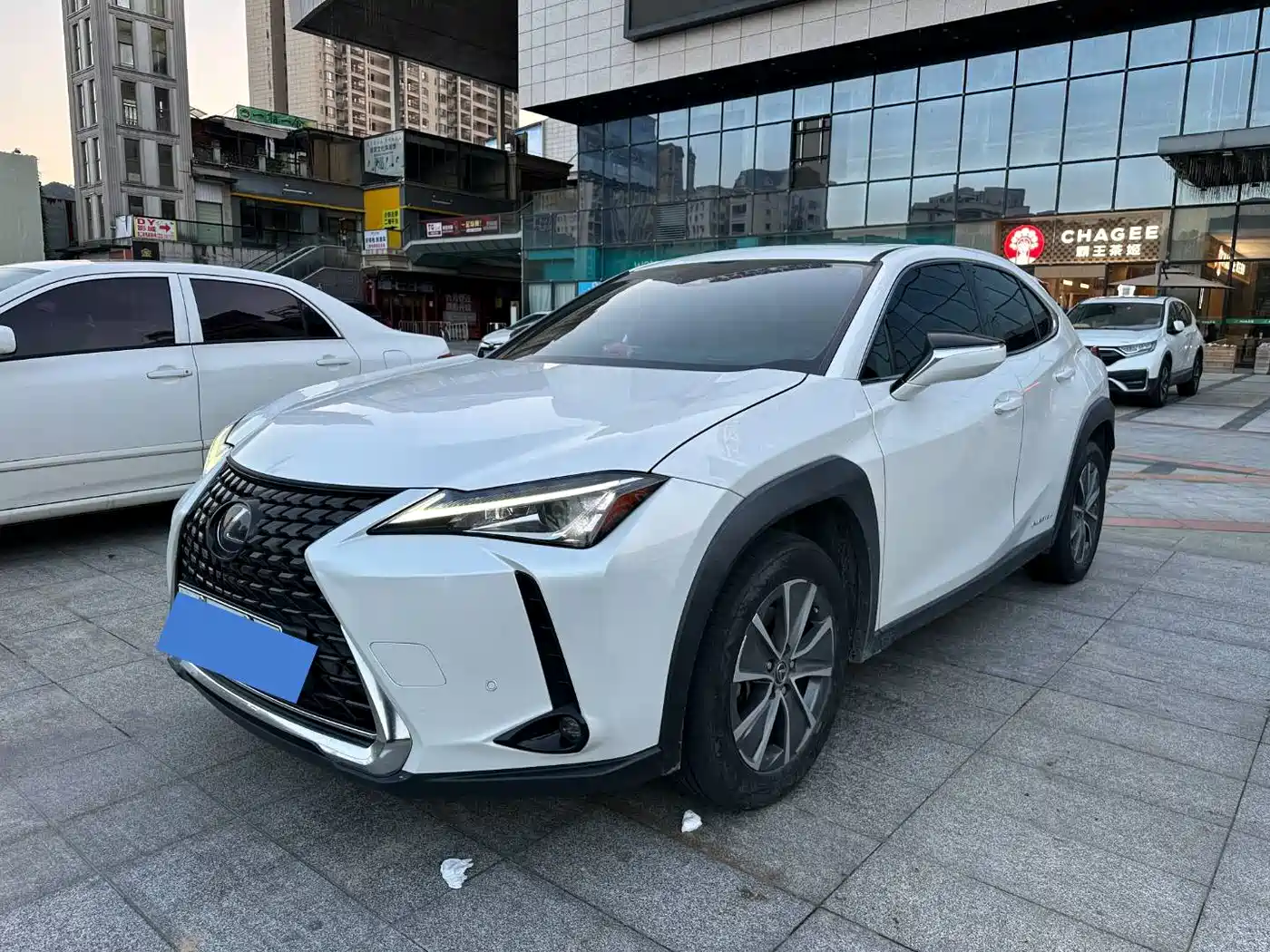 Фото 1 - Lexus UX