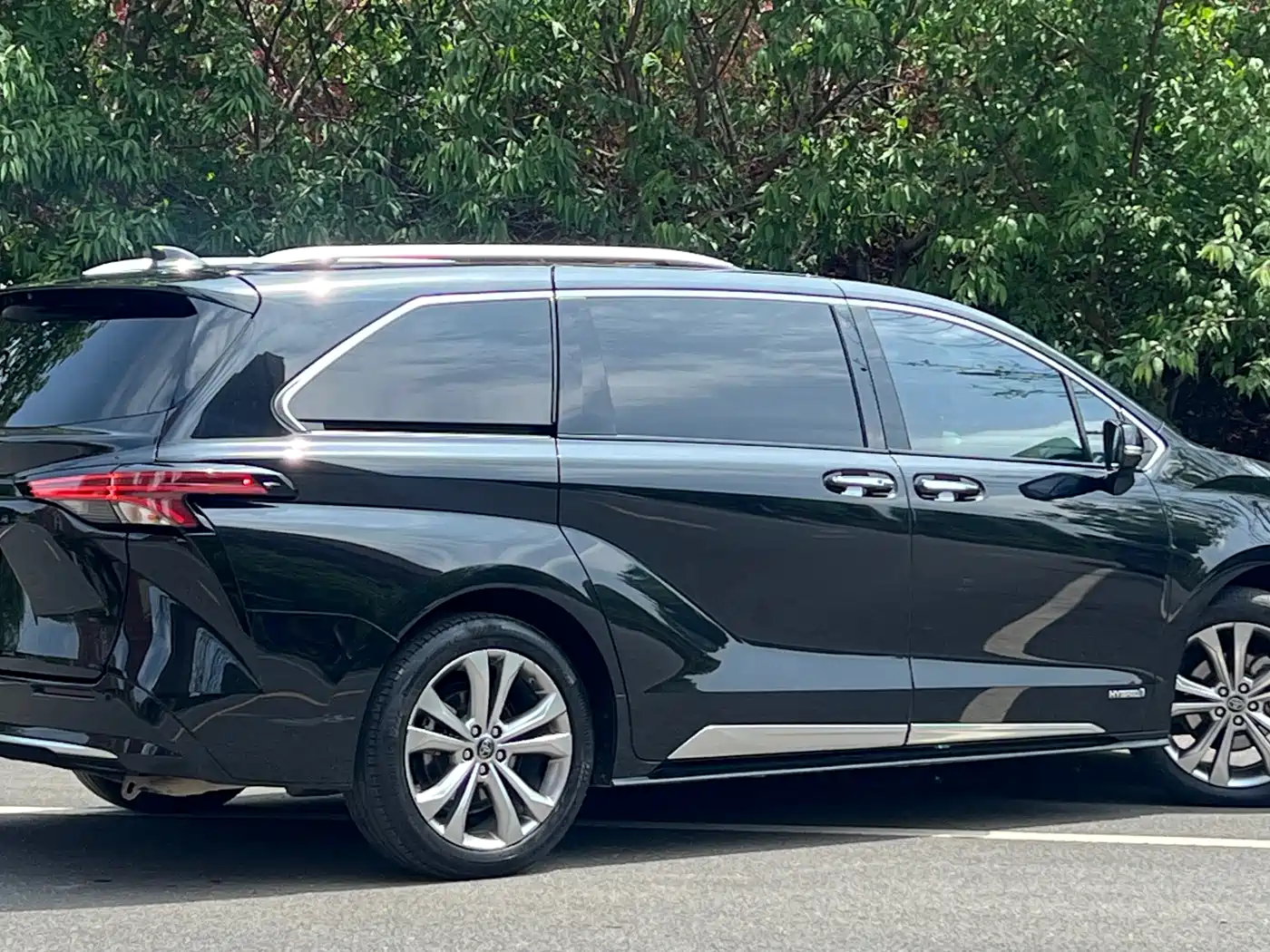 Toyota Sienna 2023 2.5L Hybrid Platinum Edition фото 4