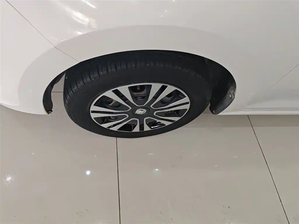 Škoda Rapid 2015 1.6L Automatic Joy Selection фото 23