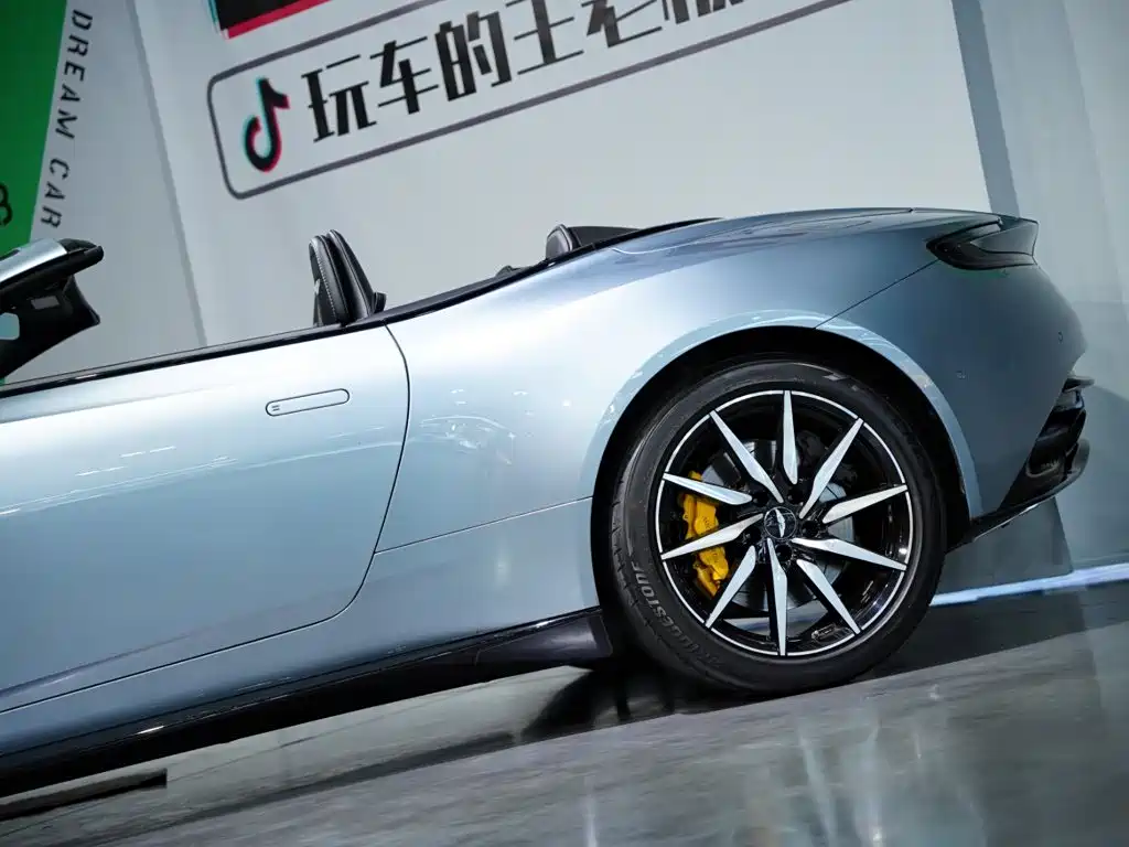 Фото 48 - Aston Martin DB11