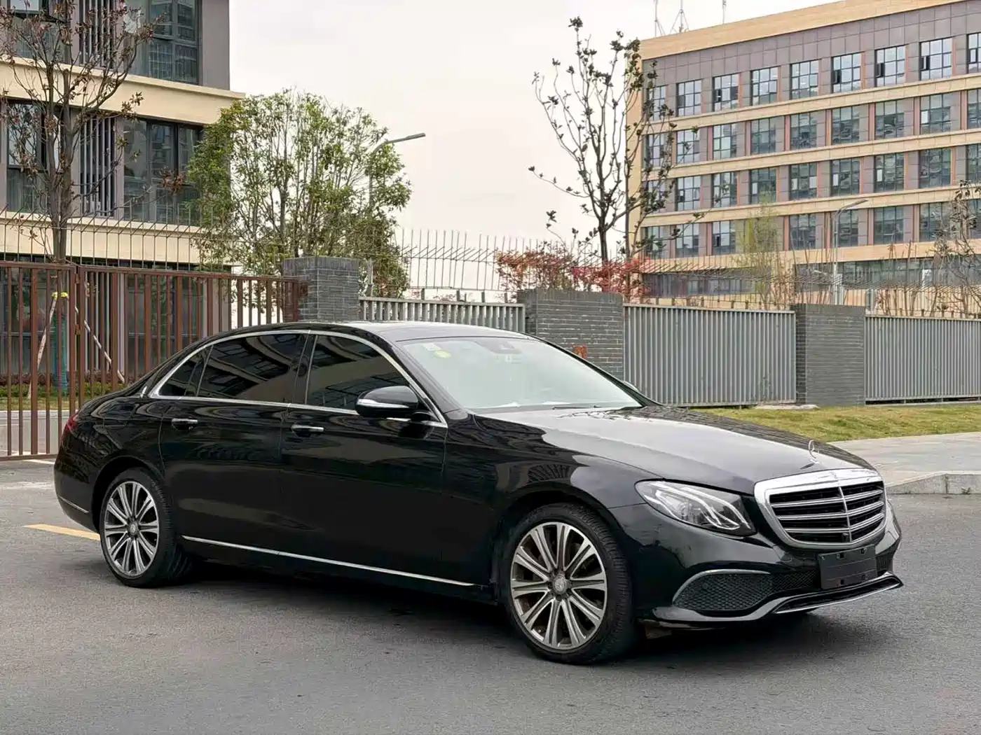 Mercedes-Benz E-Class 2017 E 300 L Luxury фото 3