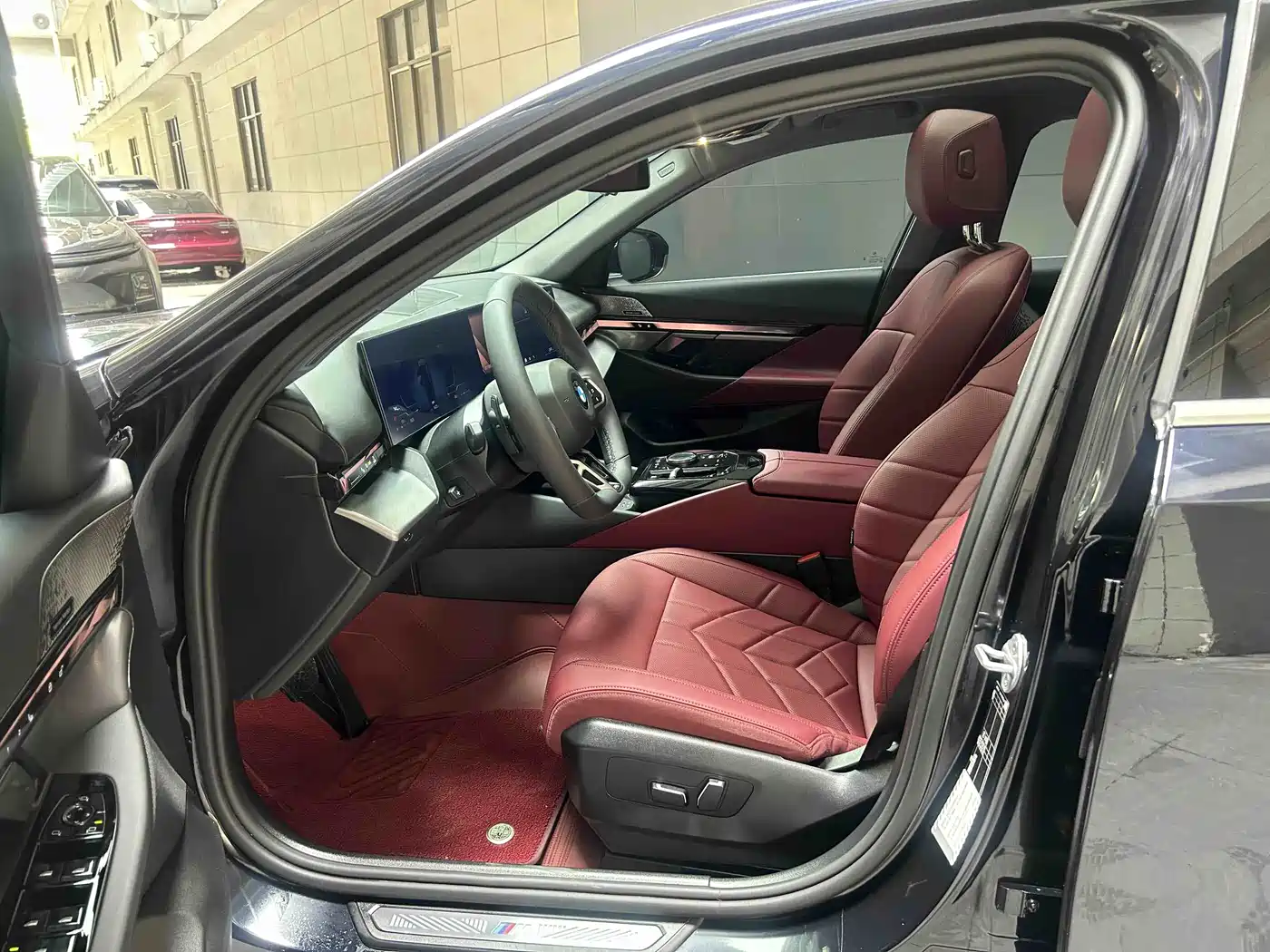 BMW 5 Series 2025 530Li Leading M Sport Package фото 13