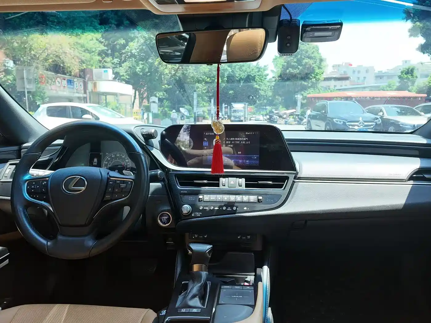 Фото 7 - Lexus ES