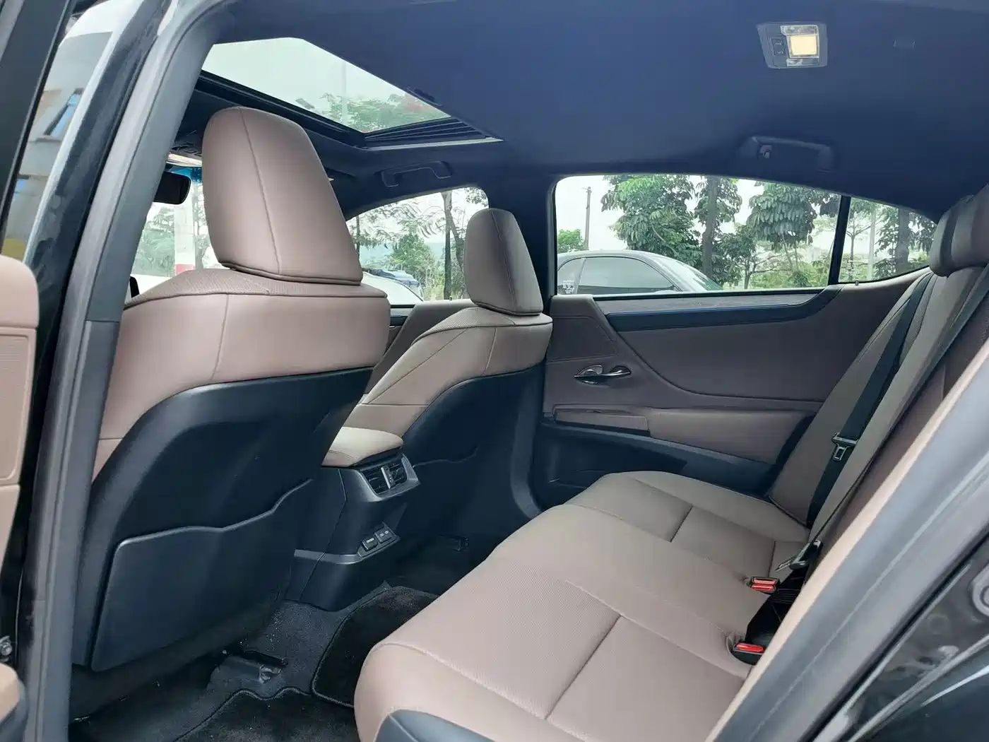 Фото 6 - Lexus ES