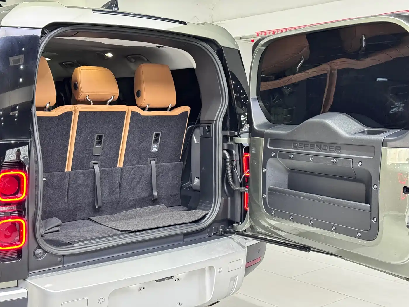 Land Rover Defender 2023 Model Year 130 3.0T P400 HSE фото 40