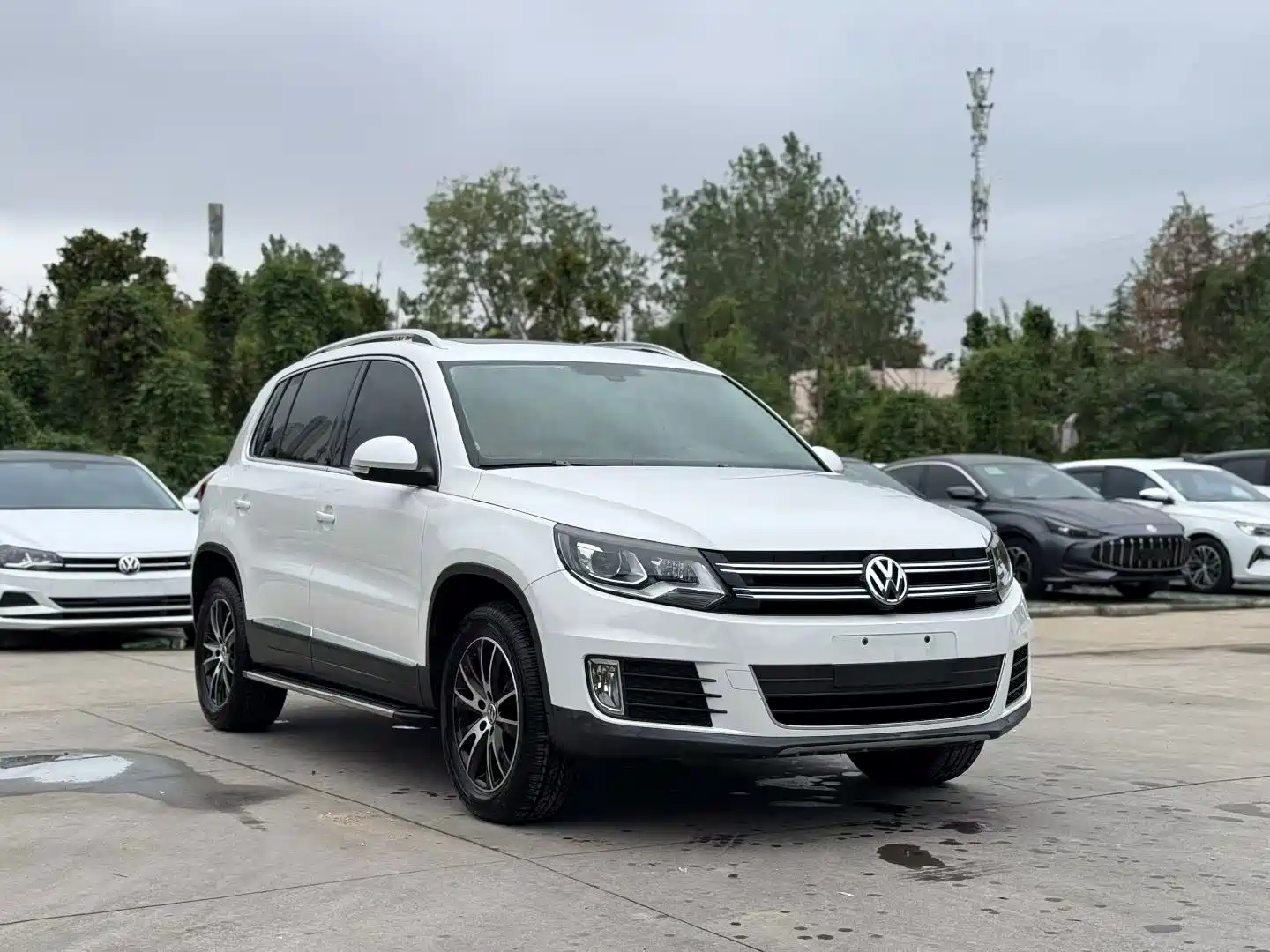 Photo 2 - Volkswagen Tiguan