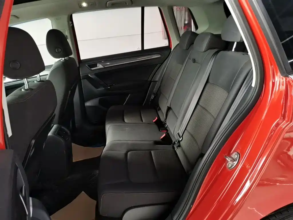 Volkswagen Golf Sportsvan 2016 230TSI Automatic Progressive фото 17