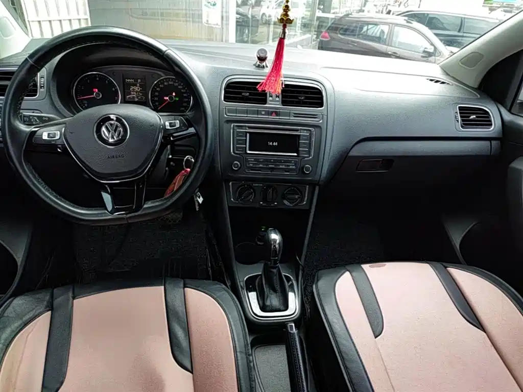 Volkswagen Polo 2016 1.6L Automatic Comfort фото 10