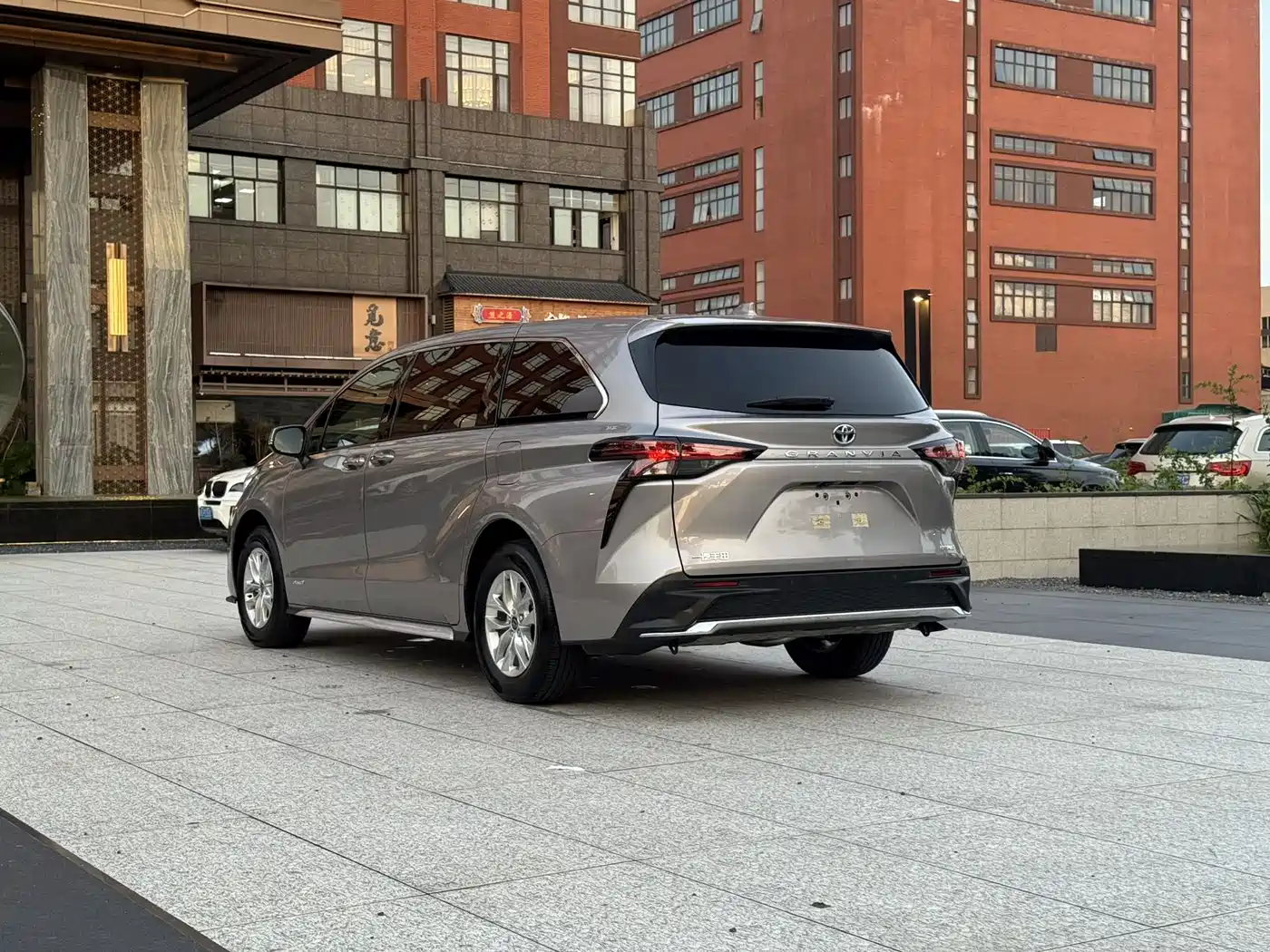 Toyota Granvia 2023 2.5L Hybrid Comfort Edition фото 10