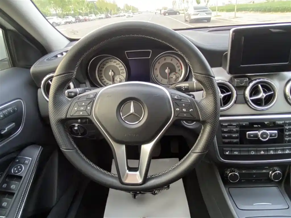 Mercedes-Benz GLA 2015 GLA 220 4MATIC Fashion Edition фото 3