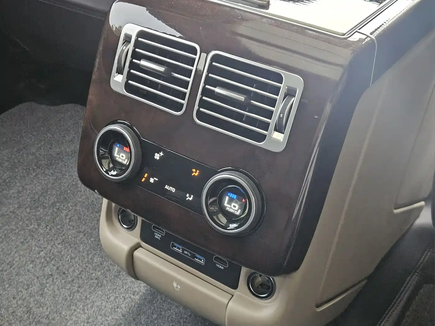 Land Rover Range Rover 2021 3.0 L6 Heritage Extended Classic Edition фото 20