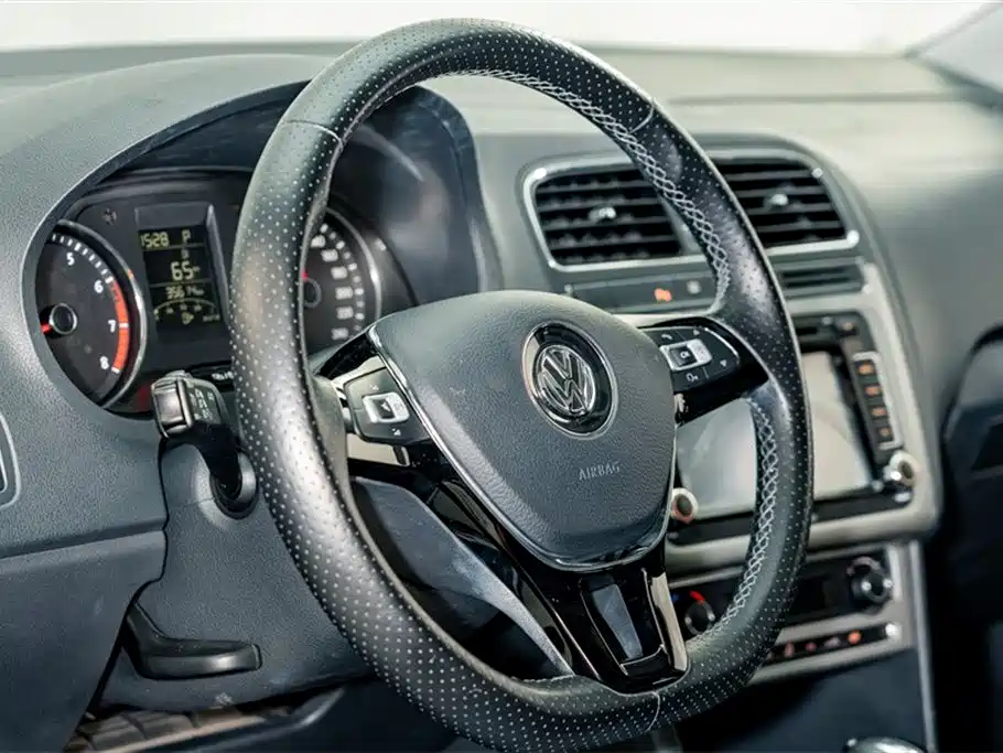 Volkswagen Polo 2016 1.6L Cross Polo Automatic фото 9