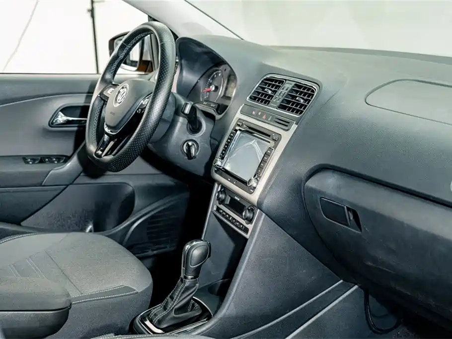 Volkswagen Polo 2016 1.6L Cross Polo Automatic фото 17