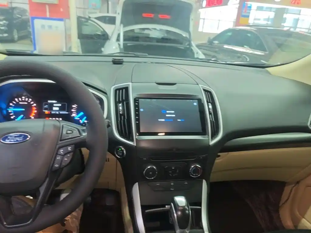 Фото 10 - Ford Edge